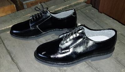 Chaussures basses brillantes militaire avec défauts