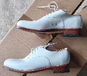 Chaussures blanches en cuir de l'Armée Britannique